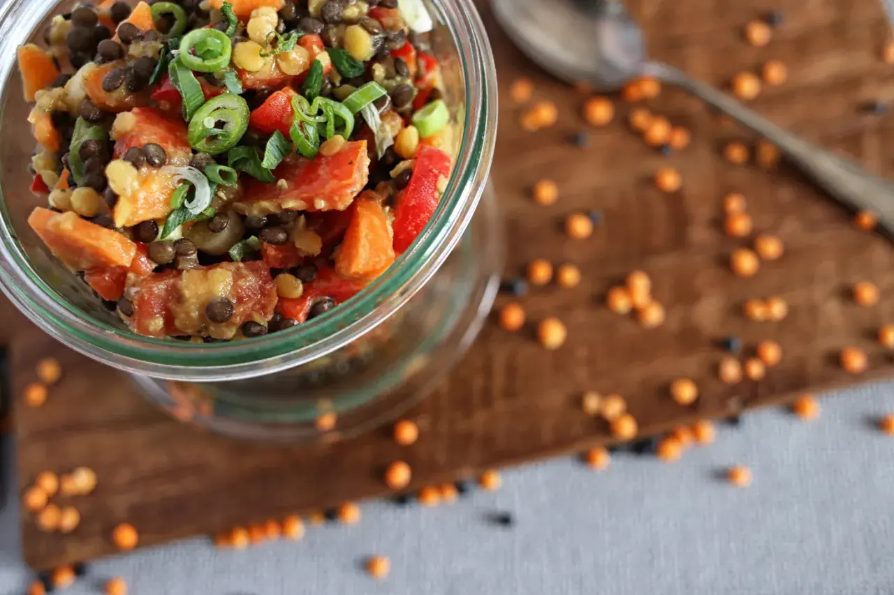 Bunter Linsensalat mit Paprika und Frühlingszwiebeln, eine köstliche Idee für Linsen Rezepte.