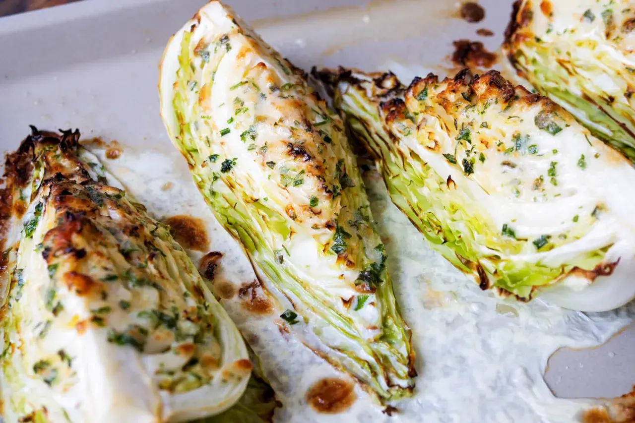 Geröstete Spitzkohl-Wedges mit Kräutern und Käse. Ein einfaches und leckeres Gericht, perfekt für spitzkohl rezepte einfach.