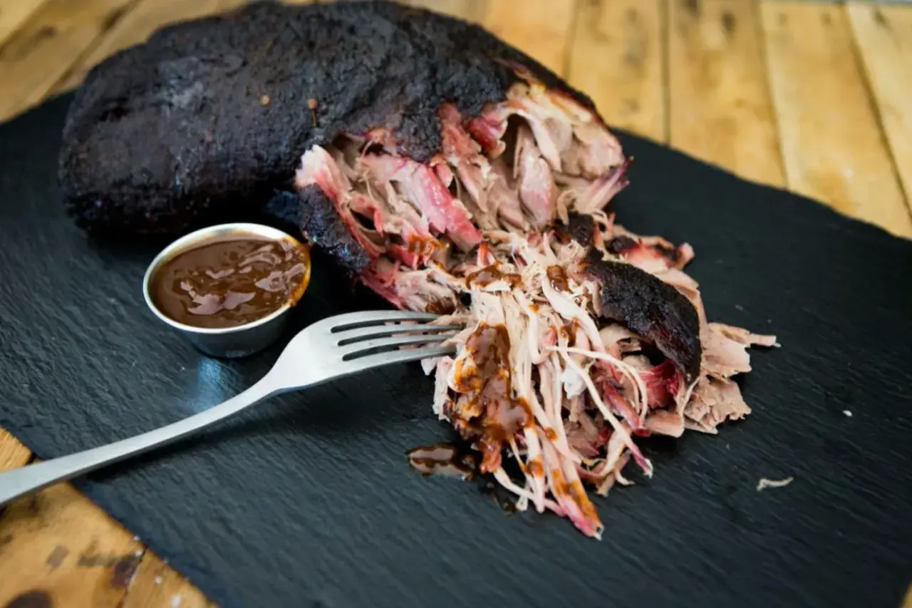 Pulled Pork selber machen ist einfach! Zartes, rauchiges Fleisch mit BBQ-Sauce, bereit zum Genießen.