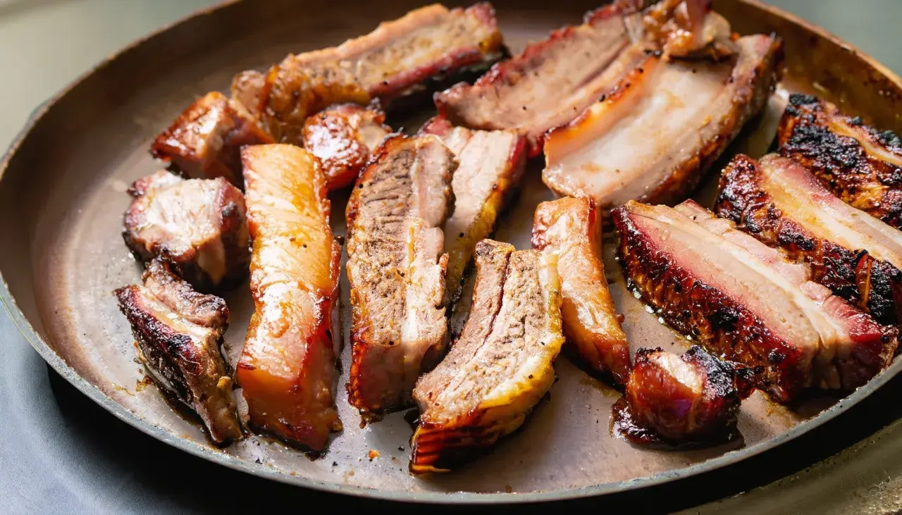 Saftiger Schweinebauch, perfekt gegrillt. Dieses Schweinebauch Rezept ist ein Genuss für jeden Fleischliebhaber.