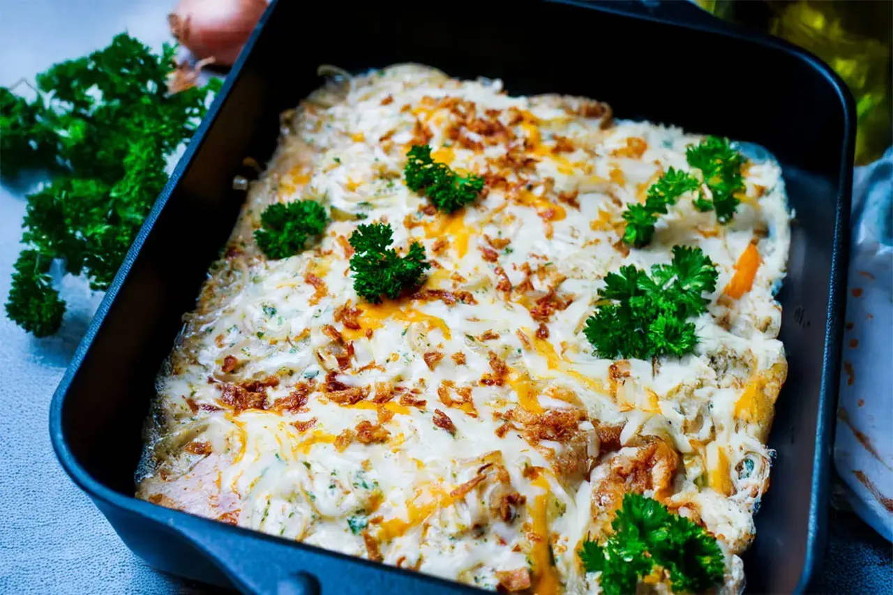 Zwiebel Sahne Schnitzel überbacken mit Käse und garniert mit Petersilie.
