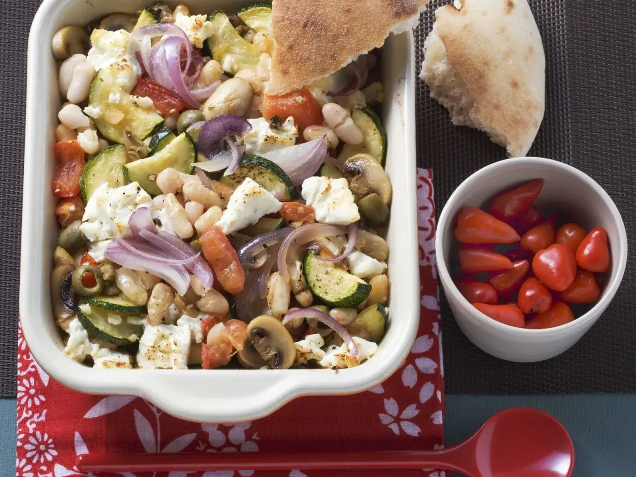 Gebackenes Gemüse mit weißen Bohnen, Feta und Brot. Ein leckeres dicke bohnen rezept für den Sommer.