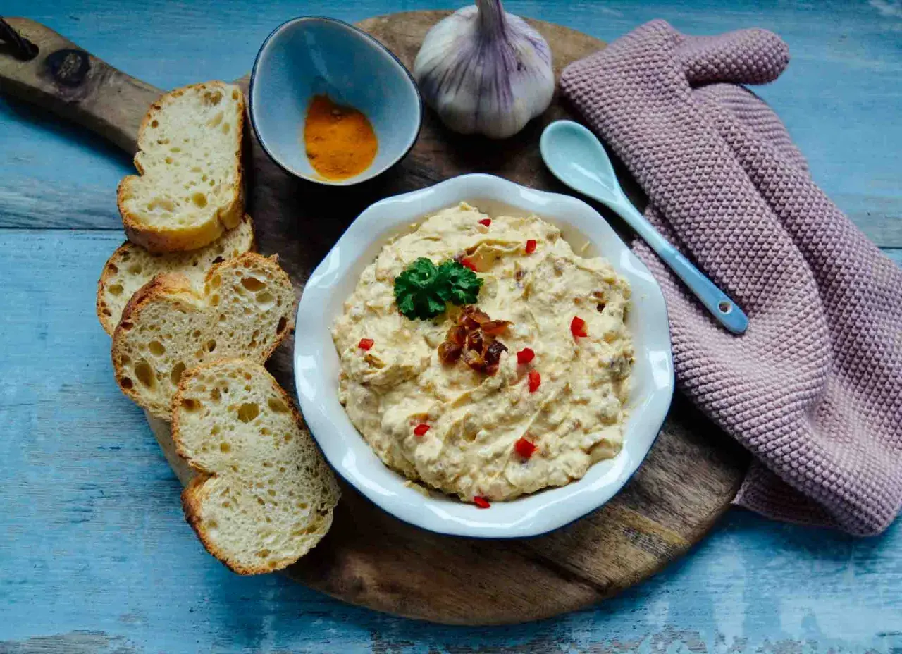 Cremiger Curry Dattel Dip mit Brot, Knoblauch und Gewürzen. Perfekt zum Dippen und Genießen.