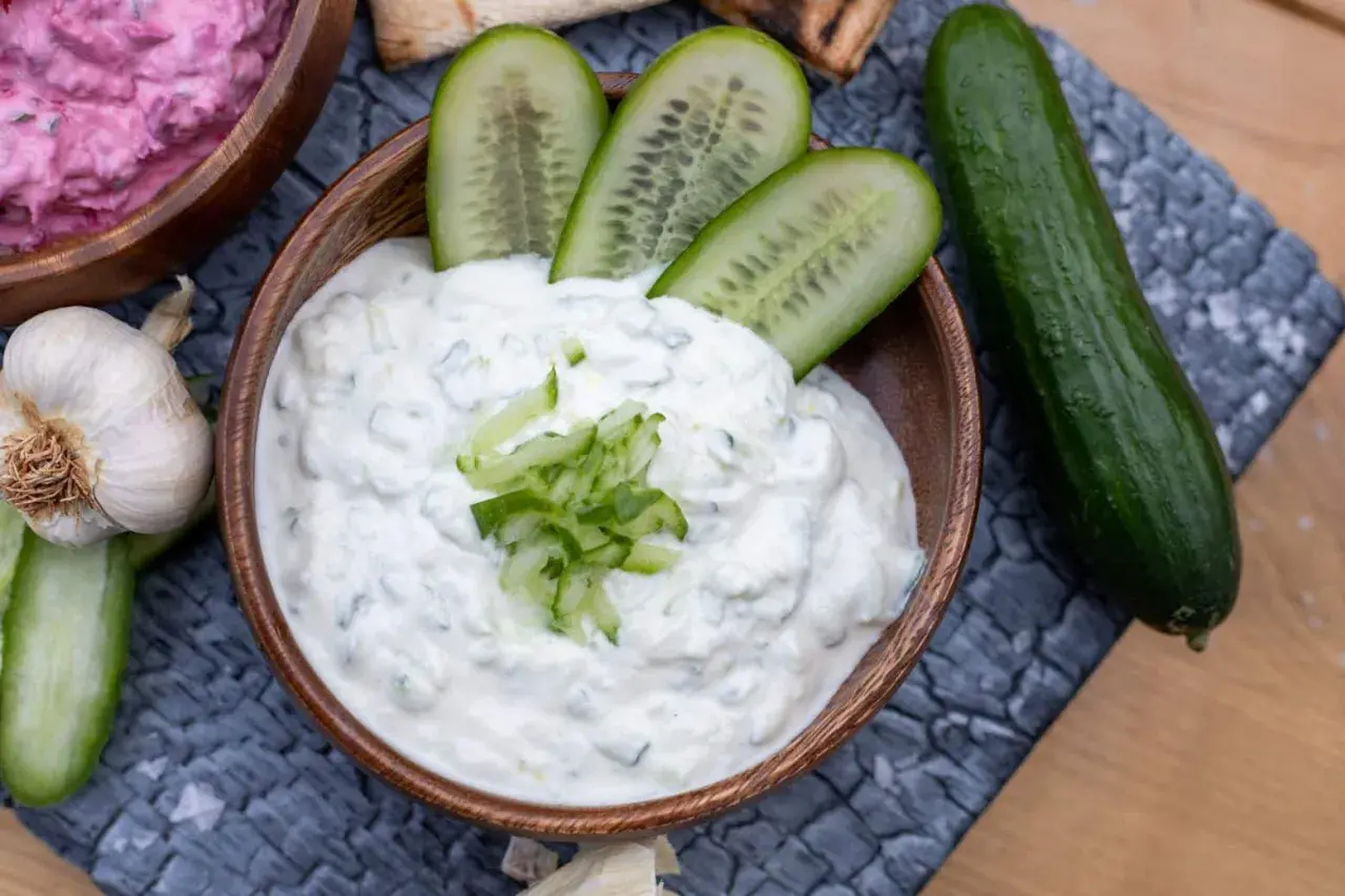 Ein cremiges Tzatziki-Rezept, original griechisch, mit frischen Gurkenscheiben und Knoblauch.