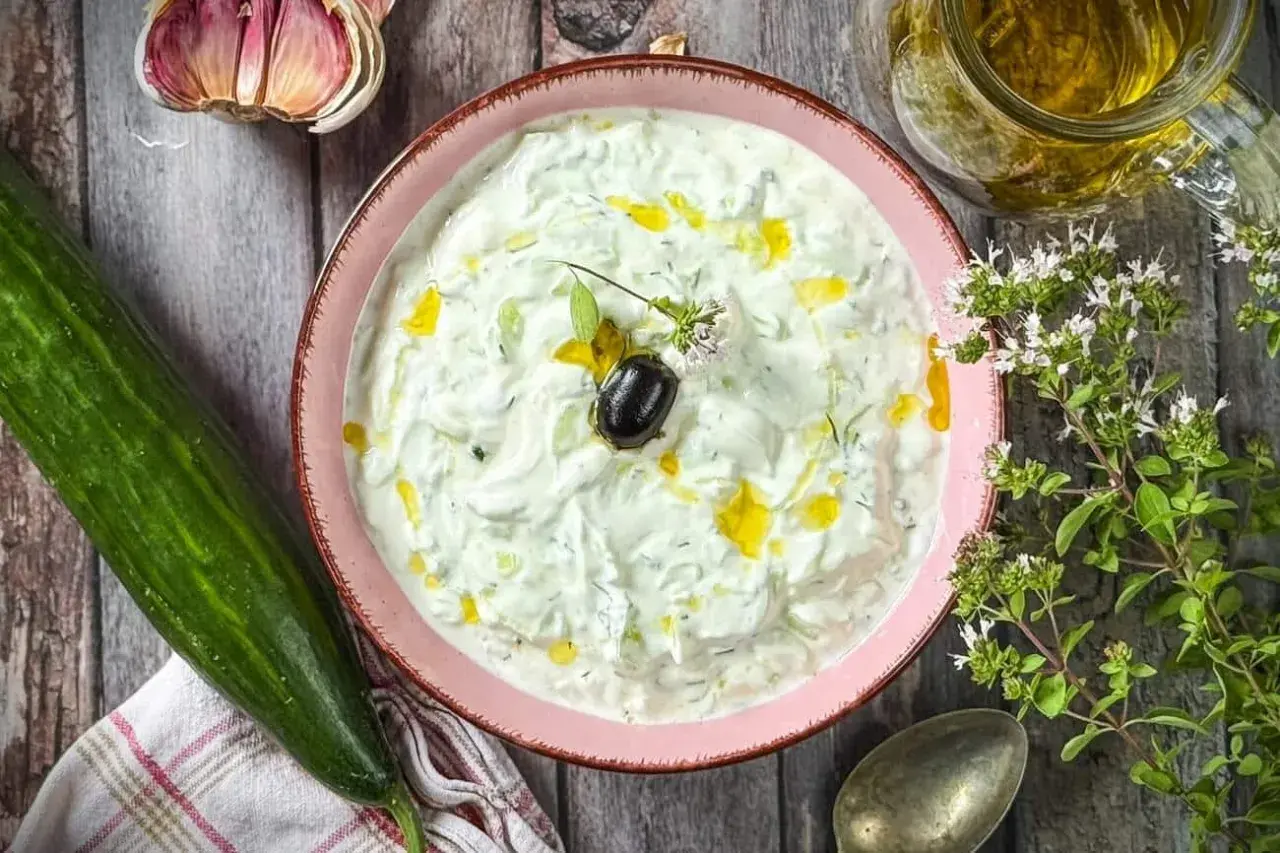 Ein cremiges **Zaziki Rezept Original** mit Gurken, Dill und Olivenöl. Dazu frischer Knoblauch und Oregano.