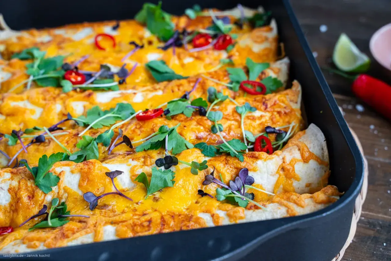 Herzhafte Enchiladas mit geschmolzenem Käse, garniert mit frischen Kräutern und Chilis. Ein köstliches Enchiladas Rezept für jeden Anlass.