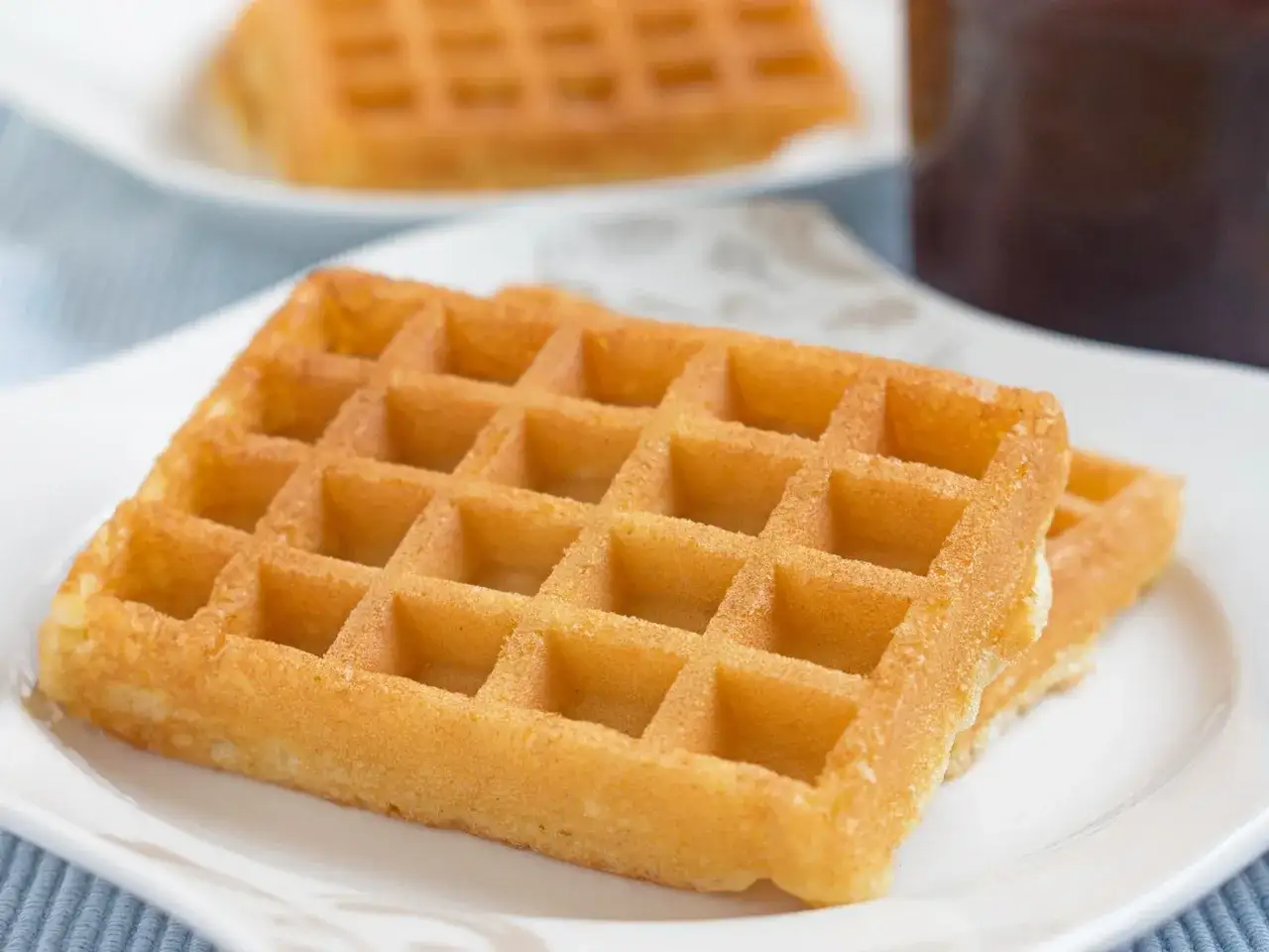 Goldbraune Waffeln ohne Ei auf einem Teller, perfekt für ein leichtes Frühstück oder einen Snack.