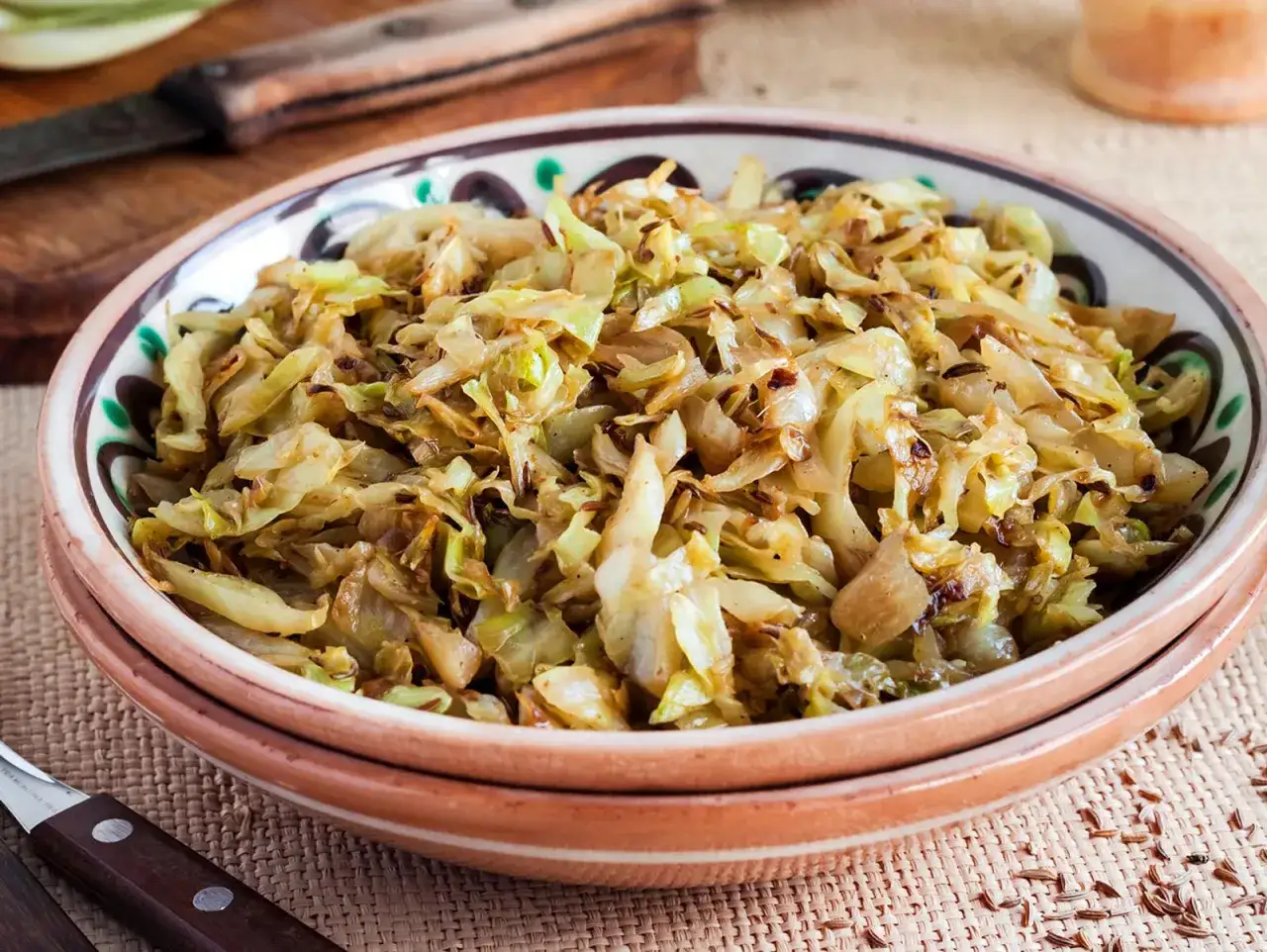 Schmorgerichte mit Spitzkohl sind einfach und lecker. Hier ein Gericht mit gebratenem Spitzkohl und K&uuml;mmel.