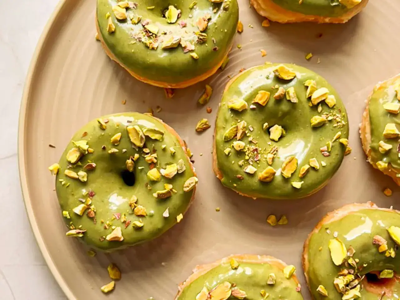 Leckere Donuts mit gr&uuml;ner Pistaziencreme und gehackten Pistazien. Perfekt zum pistaziencreme selber machen!