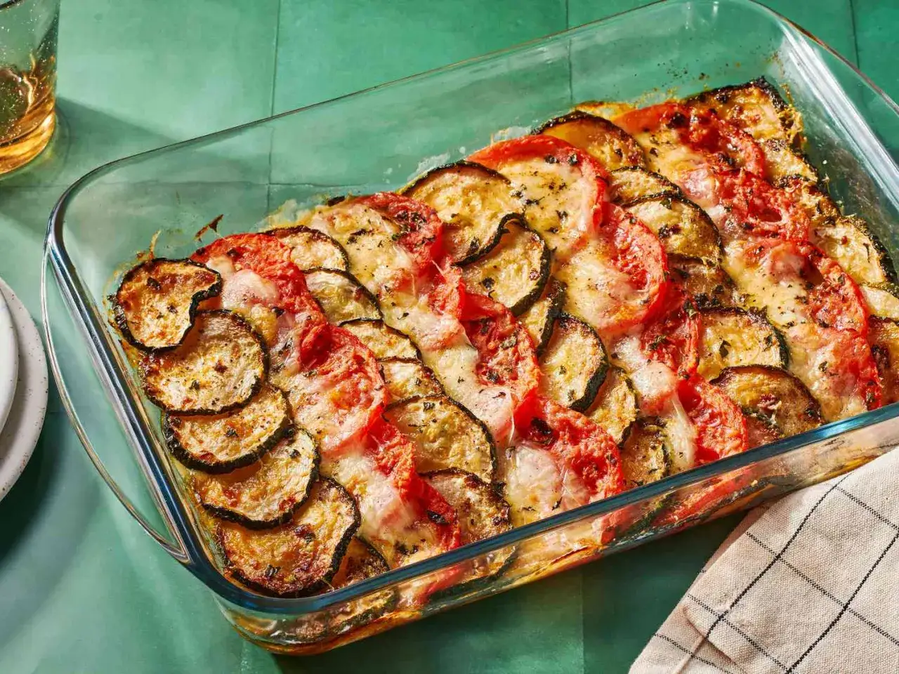 Ein k&ouml;stlicher Tomaten Zucchini Auflauf, goldbraun gebacken mit geschmolzenem K&auml;se. Perfekt f&uuml;r ein leichtes Abendessen.