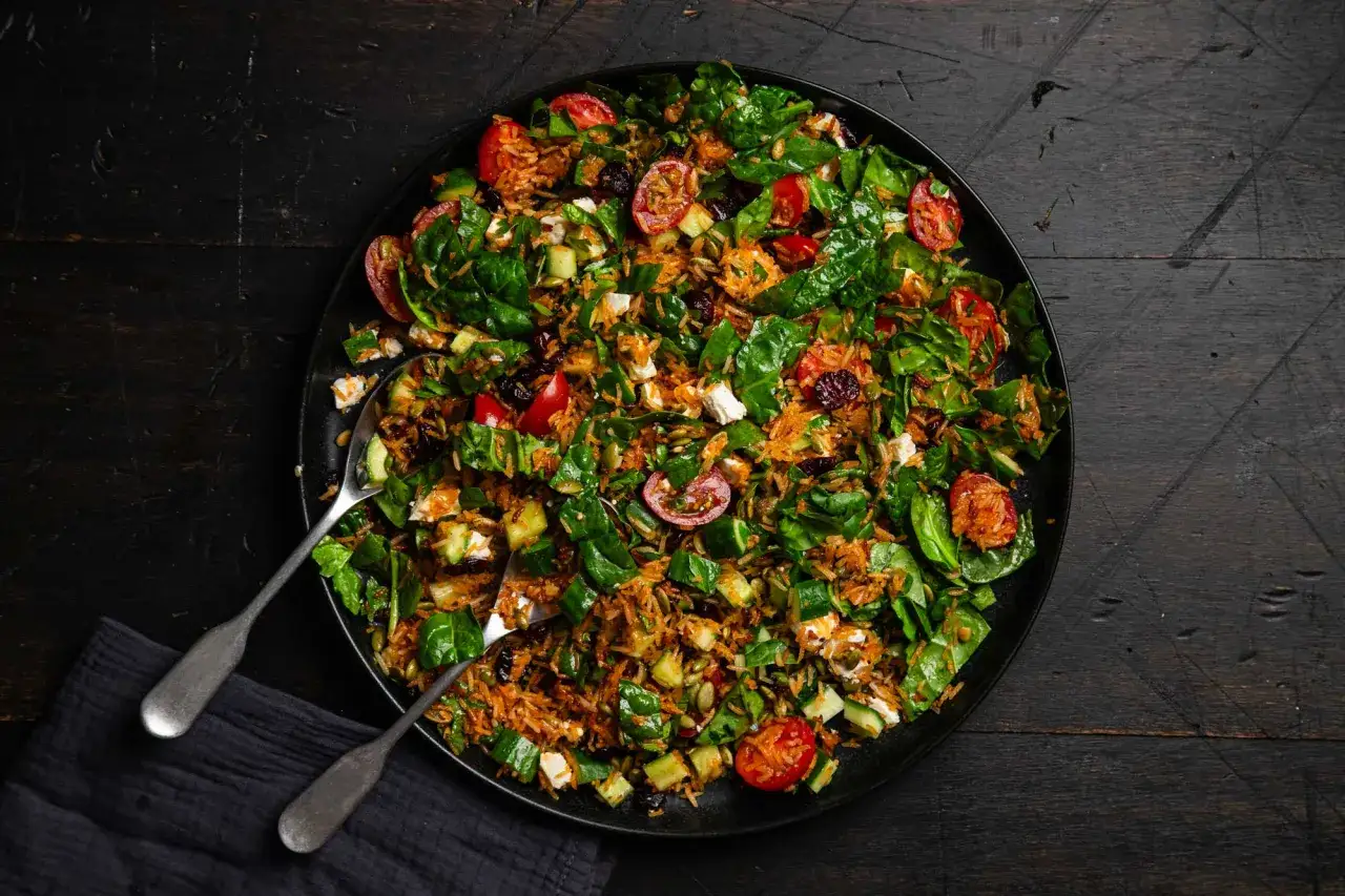 Ein bunter, knackiger Reis-Salat mit Spinat, Tomaten, Gurken und Feta. Perfekt f&uuml;r einen leichten Genuss.