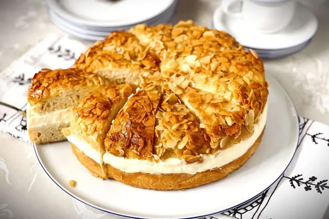 Ein köstlicher Bienenstich Kuchen mit cremiger Füllung und knuspriger Mandelkruste. Ein tolles Rezept für jeden Anlass!