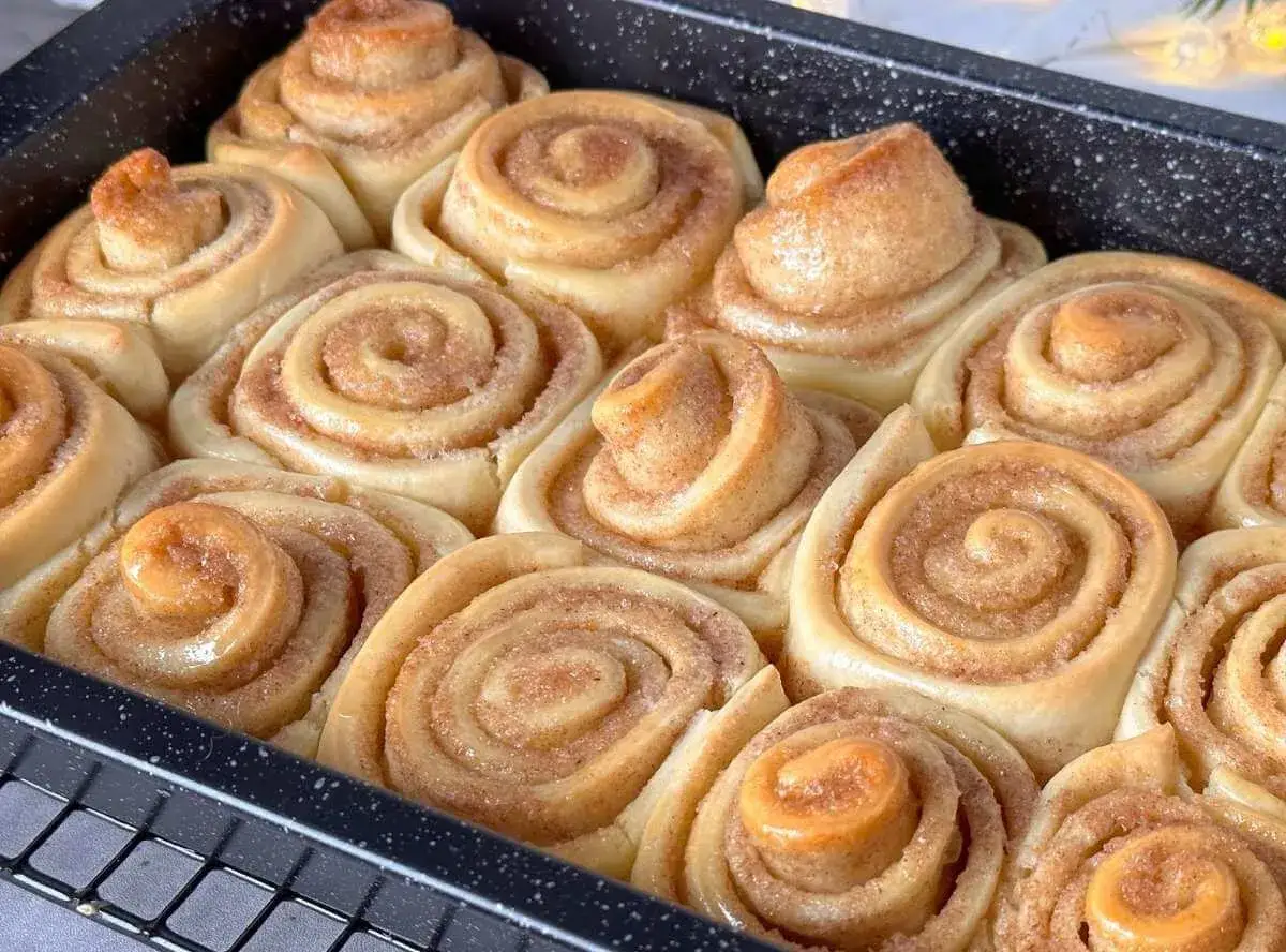 Frisch gebackene Zimtschnecken im Blech, bereit f&uuml;r das Zimtschnecken Rezept. Goldbraun und duftend.