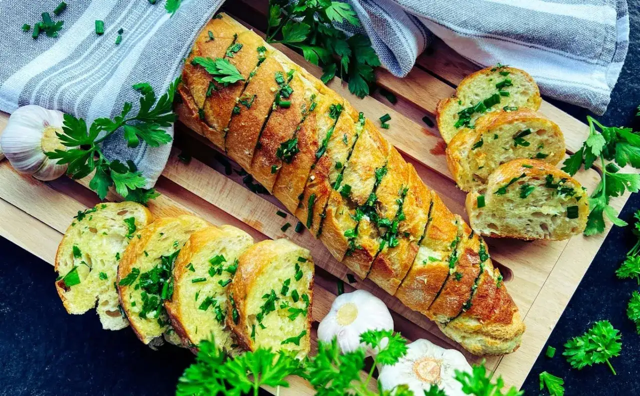 Knoblauchbutter Baguette, perfekt f&uuml;r ein schnelles knoblauchbutter rezept. Frisch gebacken, mit Kr&auml;utern bestreut und bereit zum Genie&szlig;en.
