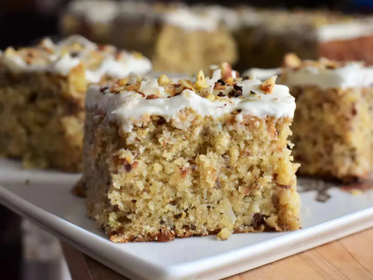 Saftiger Buttermilch Kuchen mit cremigem Frosting und gehackten N&uuml;ssen, perfekt f&uuml;r den Nachmittagskaffee.