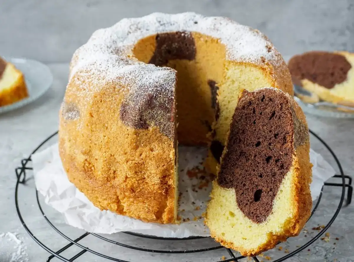 Ein saftiger Marmorkuchen, perfekt f&uuml;r jedes Kaffeetrinken. Dieses Marmorkuchen Rezept ist einfach und gelingt immer.