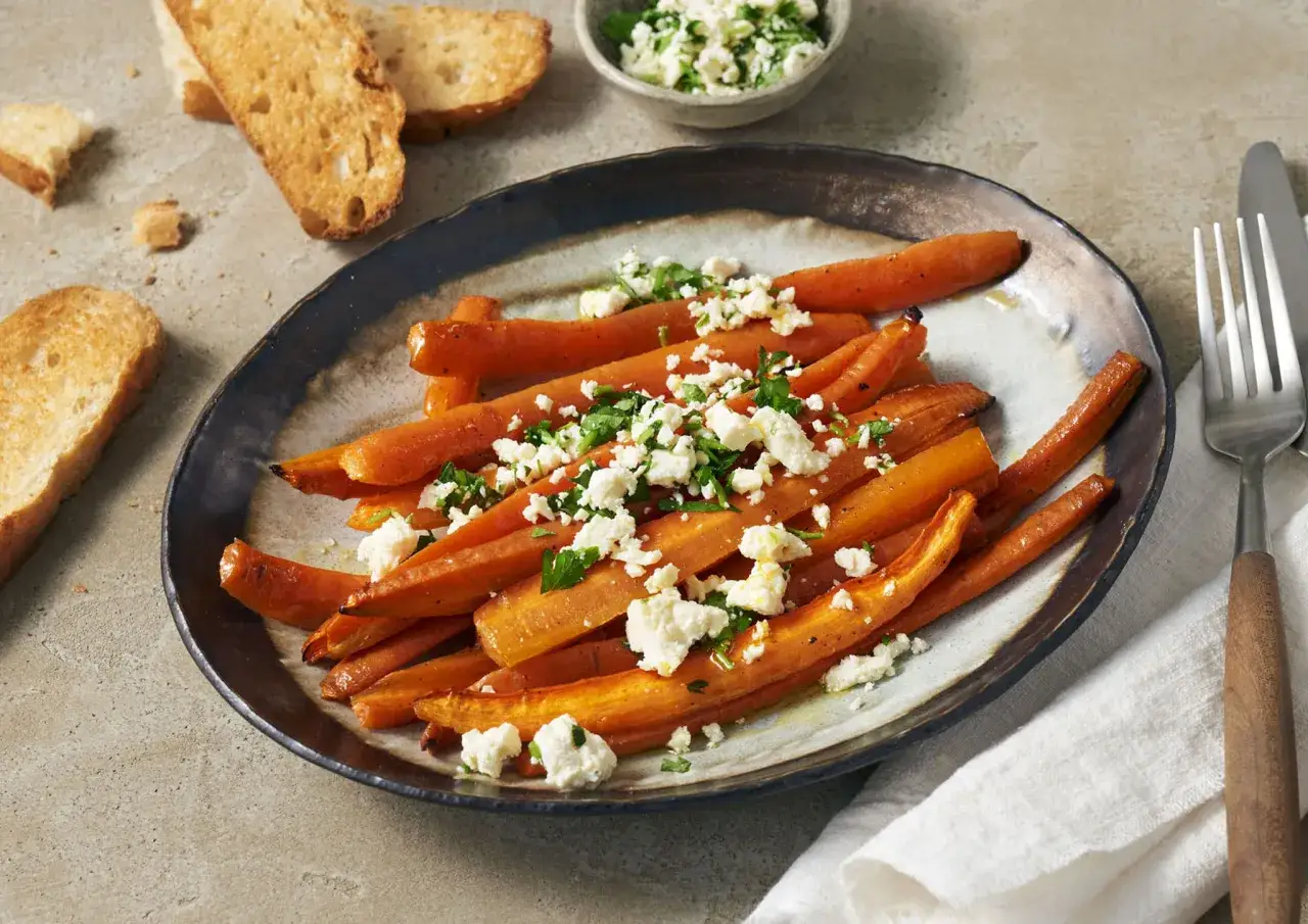 Ger&ouml;stete Karotten mit Feta und Petersilie, ein einfaches Gericht, das zeigt, wie vielseitig Karotten Rezepte sein k&ouml;nnen. Dazu ger&ouml;stetes Brot.