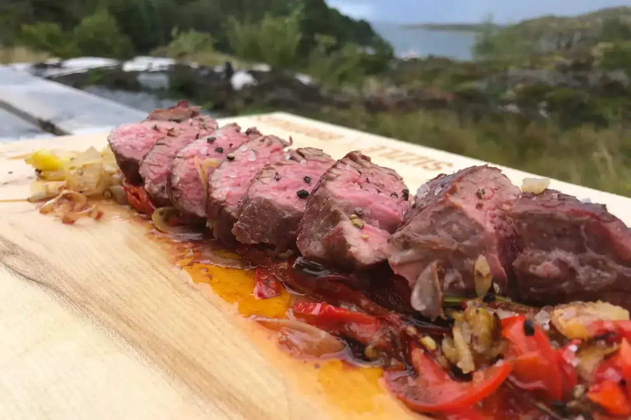 Perfekt gegrillter Teres Major, saftig und rosa, mit geröstetem Gemüse. Ein Genuss für alle Sinne.