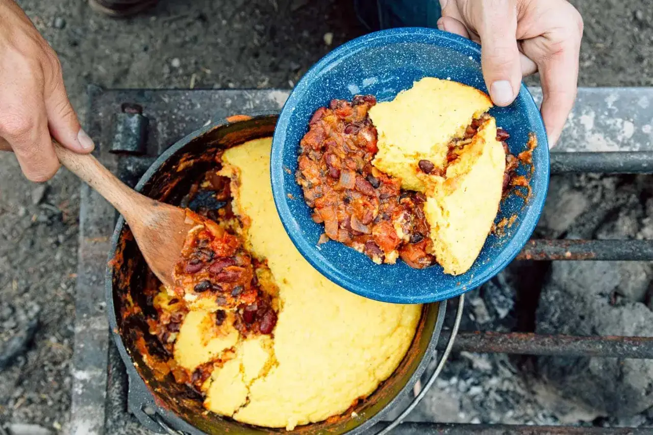 Herzhafte Chili con Carne mit Maisbrot aus dem Dutch Oven &ndash; tolle Camping Essen Ideen f&uuml;r drau&szlig;en.