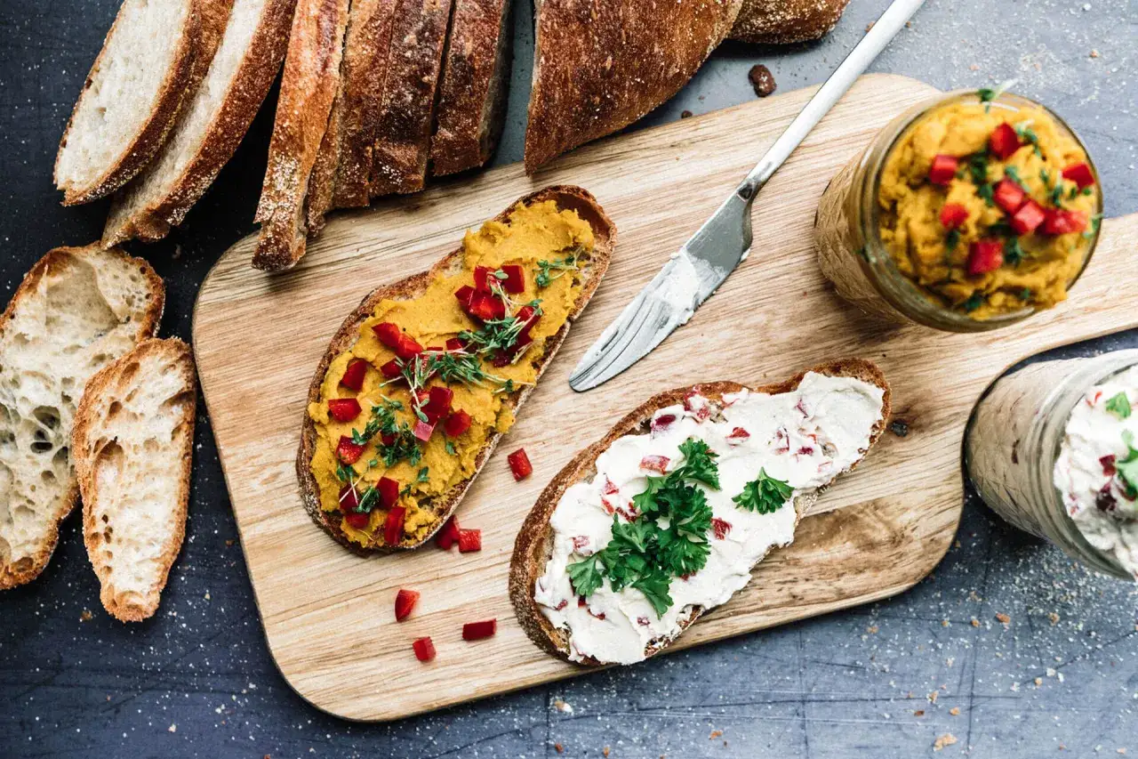 Frisches Brot mit selbstgemachtem Brotaufstrich: ein cremiger Dip mit Paprika und Kr&auml;utern. Perfekt zum Genie&szlig;en!