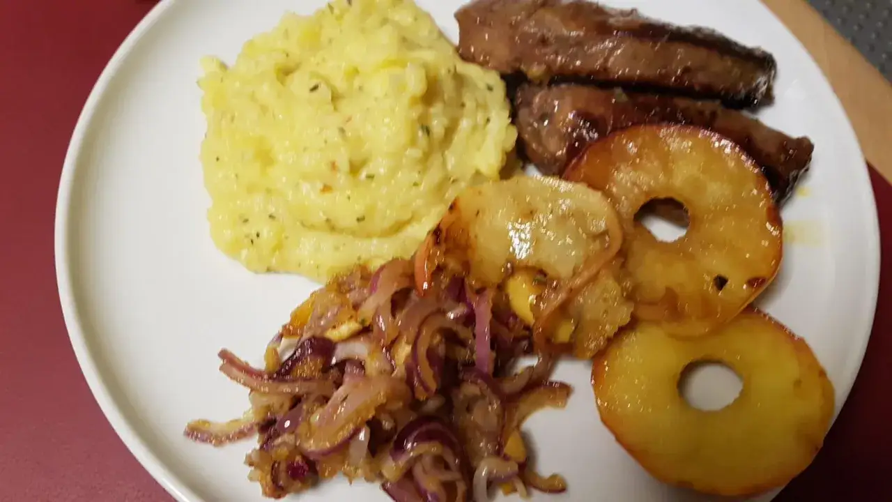 Leber braten mit Kartoffelp&uuml;ree, karamellisierten &Auml;pfeln und R&ouml;stzwiebeln. Ein herzhaftes Gericht, das auf der Zunge zergeht.