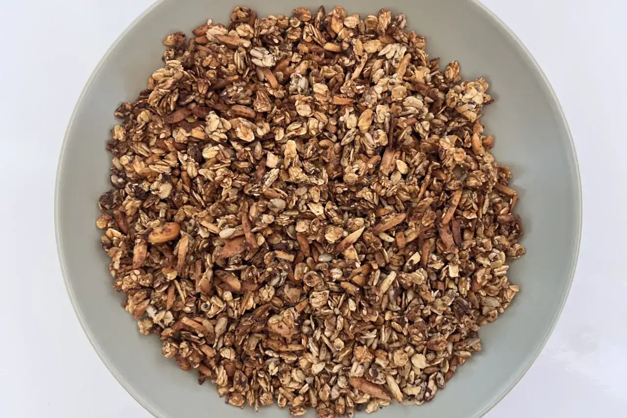 Knuspriges, selbstgemachtes Granola mit Haferflocken, N&uuml;ssen und Kokoschips. Ein perfektes Fr&uuml;hst&uuml;ck oder Snack, das nach diesem Granola Rezept gelingt.