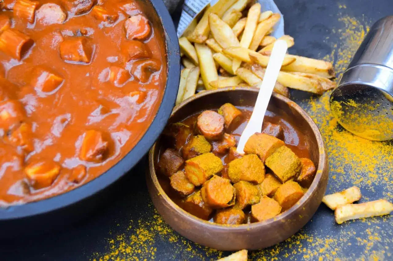 Currywurst im Dutch Oven mit Pommes. Ein Klassiker, der immer schmeckt!