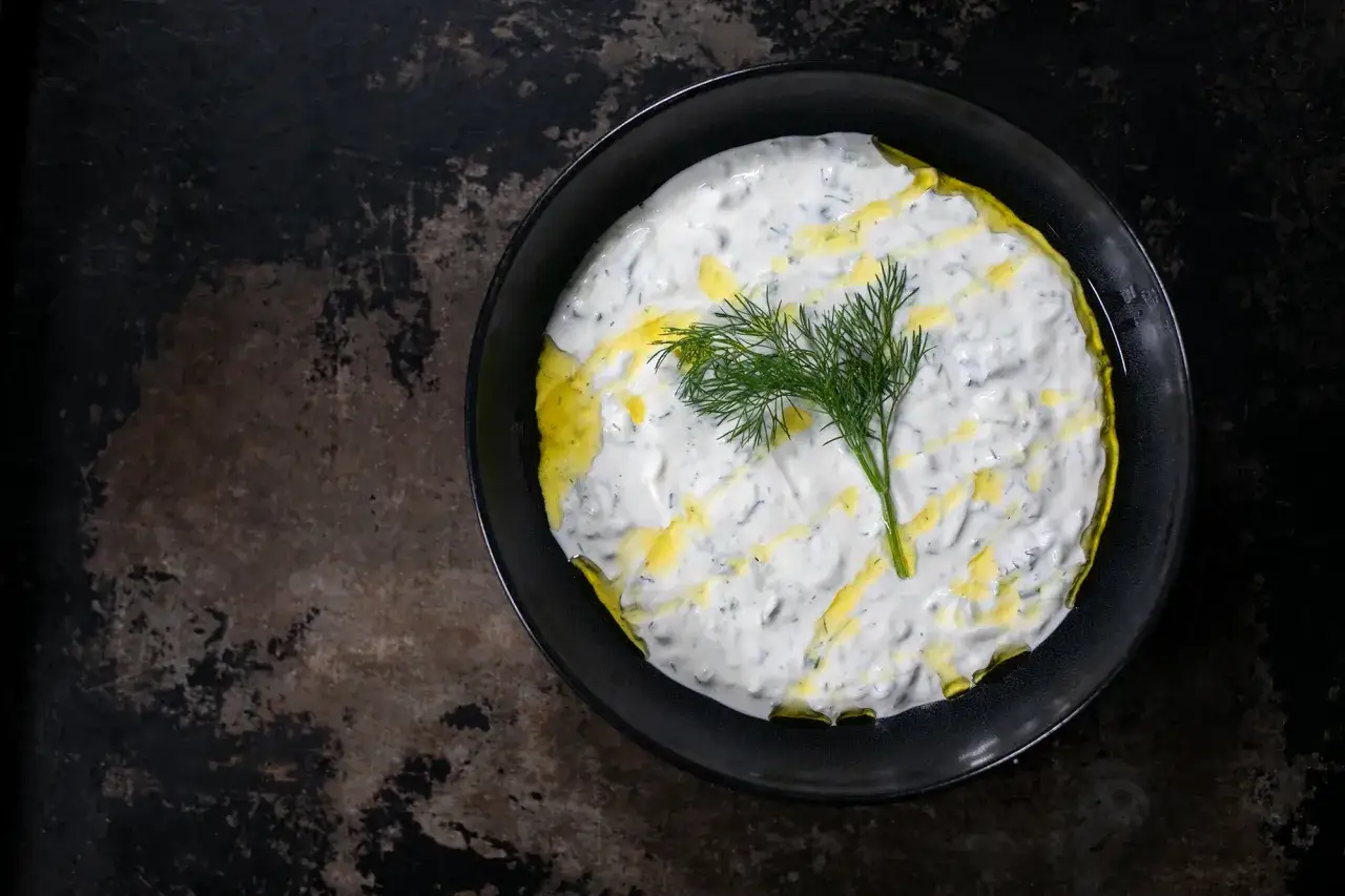 Cremiger Tzatziki, ein original griechisches Rezept, verfeinert mit Dill und Olivenöl.