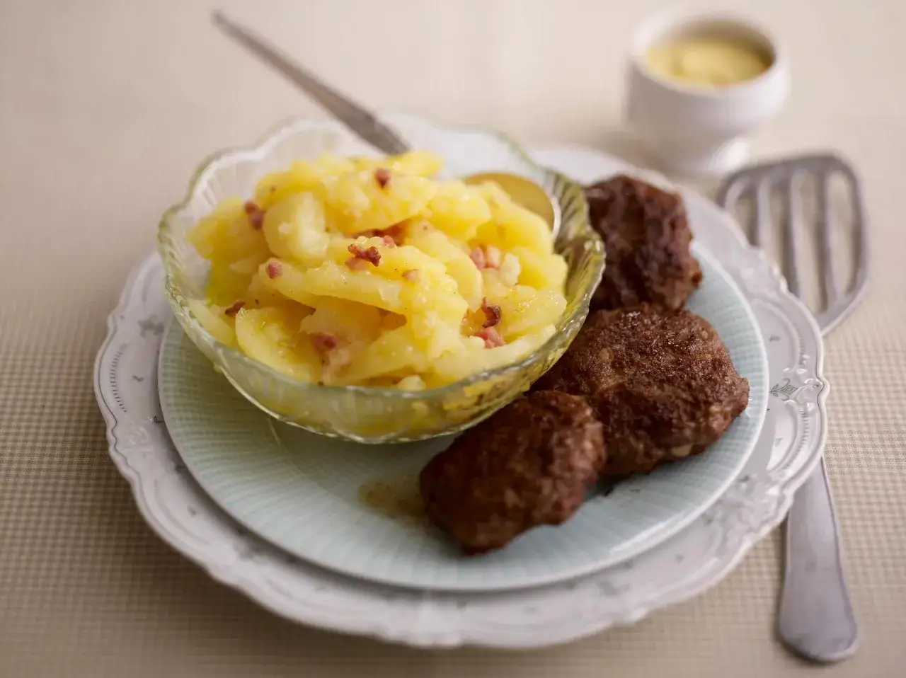 Herzhaftes Buletten Rezept mit Kartoffelsalat und Speckw&uuml;rfeln. Ein Klassiker, der immer schmeckt!