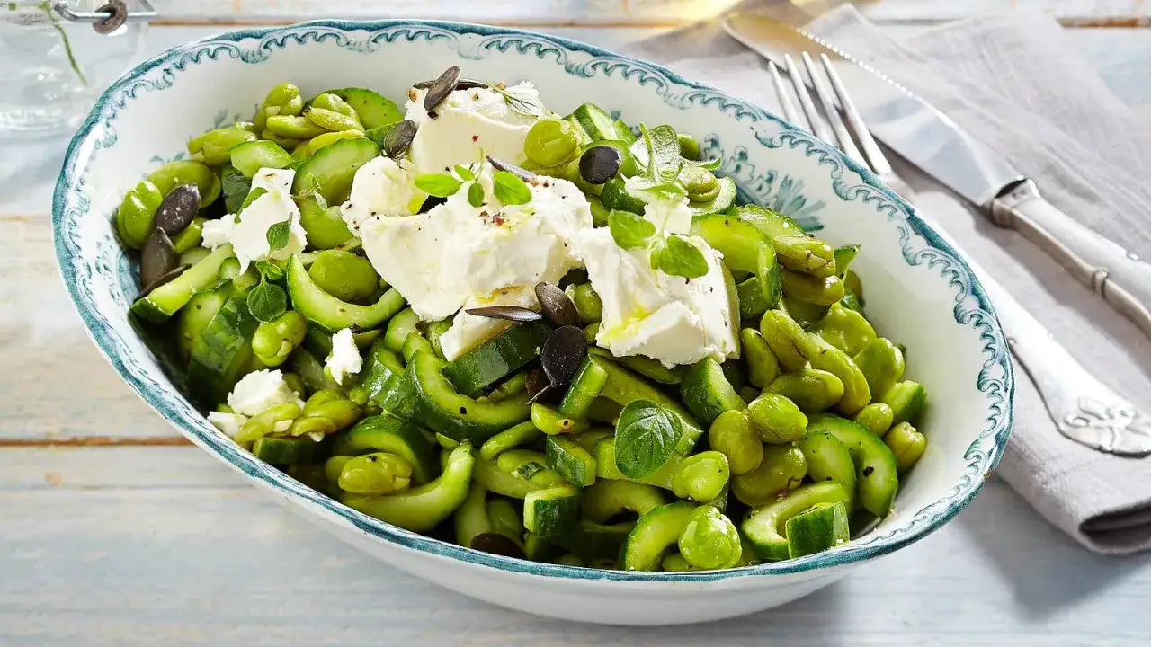 Frischer Salat mit dicken Bohnen, Gurken, Feta und K&uuml;rbiskernen &ndash; ein leichtes und gesundes Gericht, das sich perfekt als dicke bohnen rezept eignet.