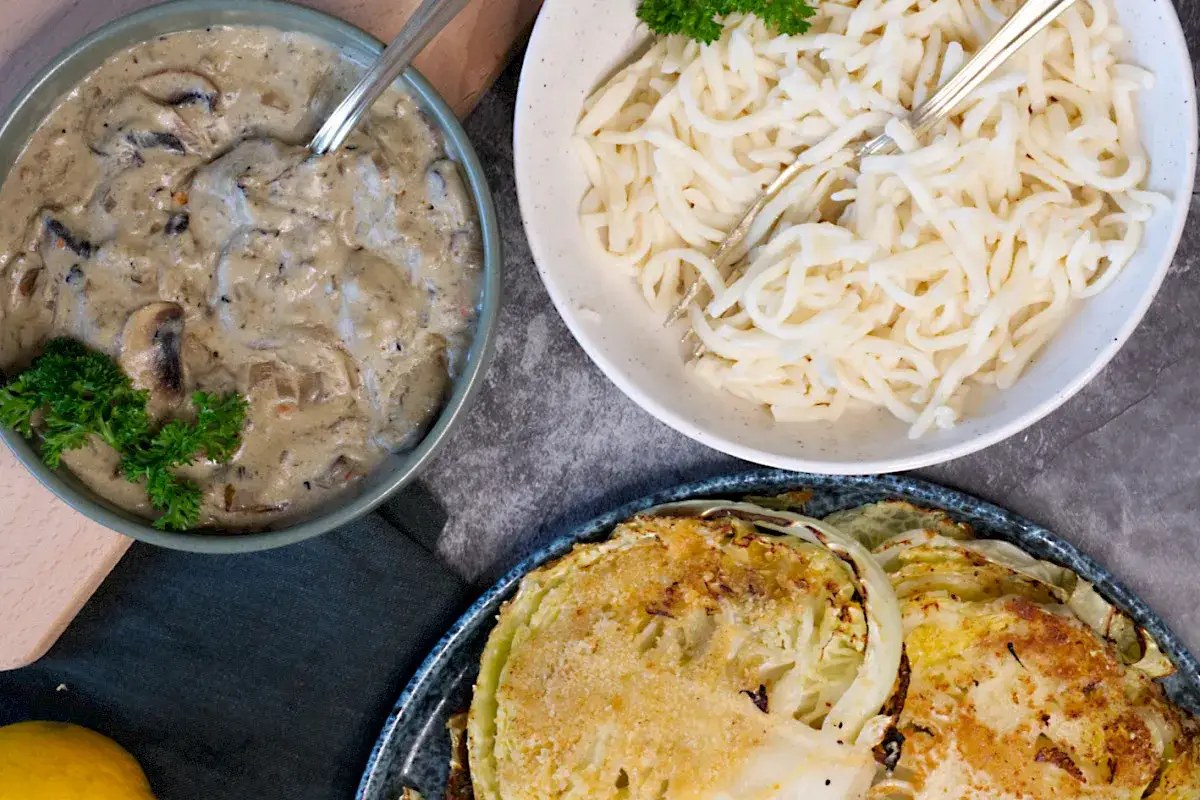 Cremige Champignon Rahmsauce mit Nudeln und gebratenem Kohl. Ein köstliches Gericht, das zum Genießen einlädt.