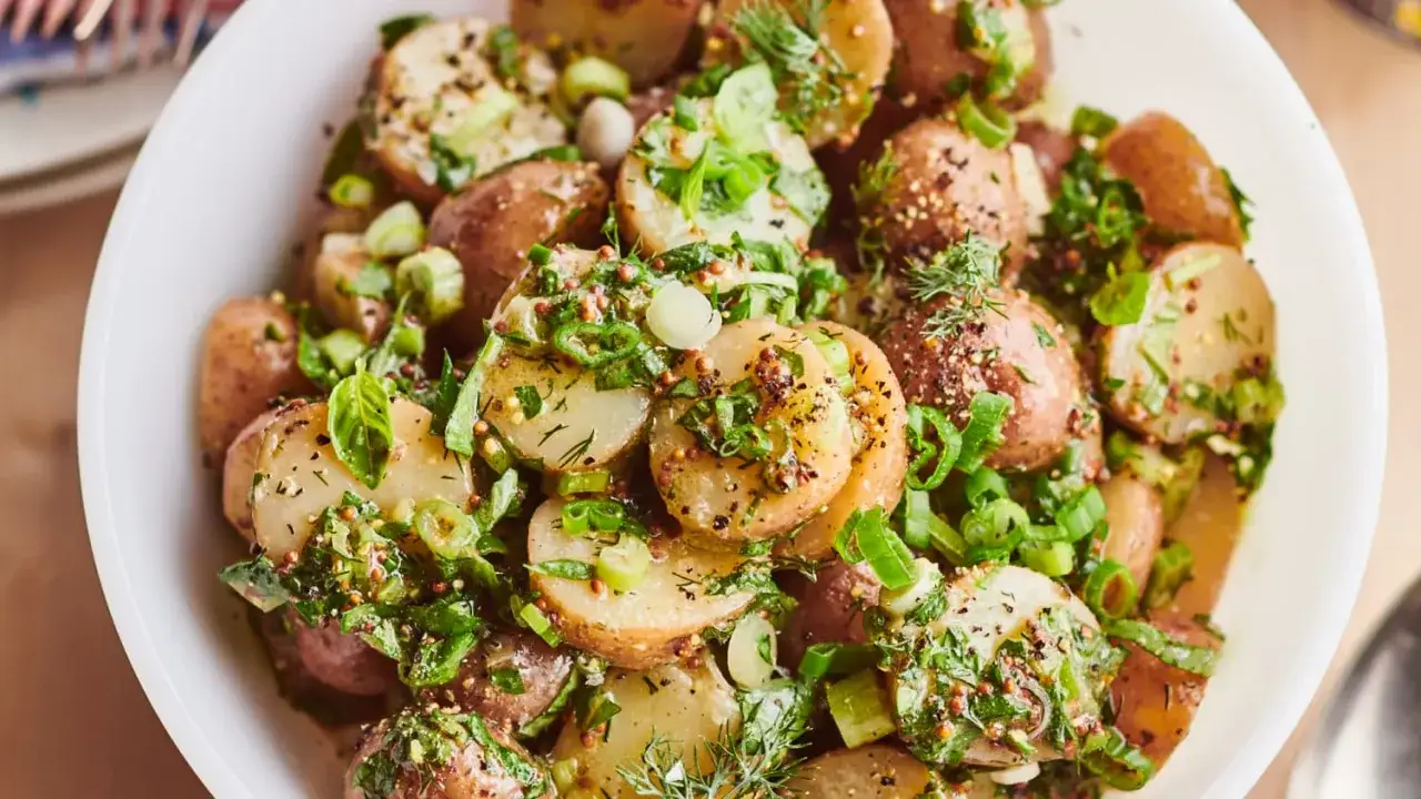 Leckere schnelle Salate ohne Mayo: Kartoffelsalat mit frischen Kräutern, Frühlingszwiebeln und Senfdressing.