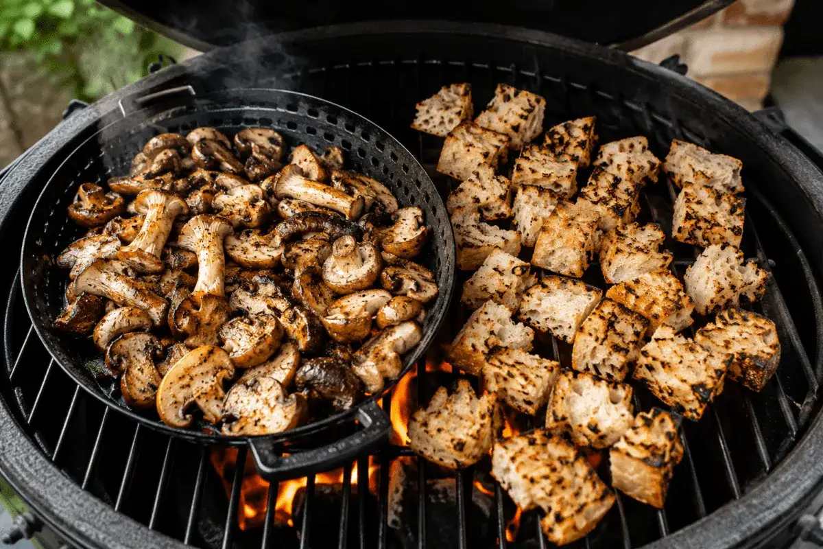 Gegrillte Pilze in einem Korb und geröstete Brotwürfel auf einem Grill – perfekte Zutaten für leckere Pilzrezepte.