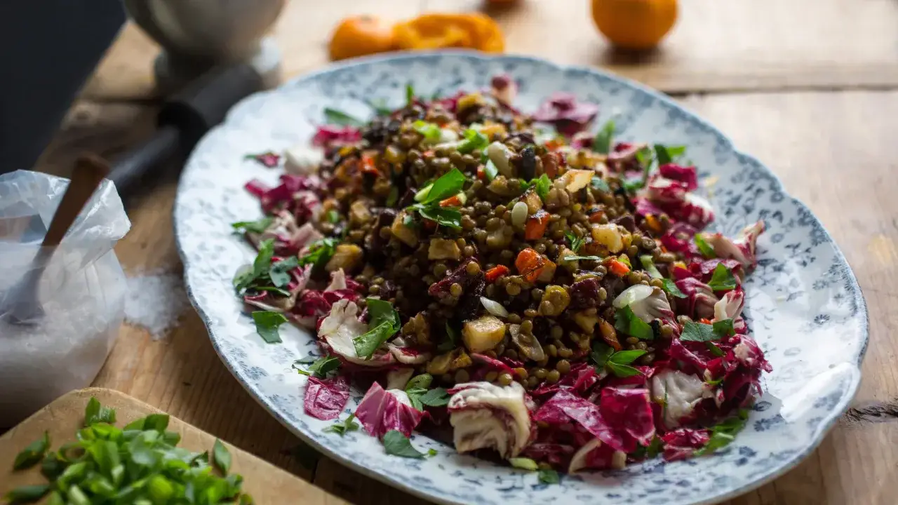 Bunter Linsensalat mit Radicchio und Kr&auml;utern, eine k&ouml;stliche Idee f&uuml;r Linsen Rezepte.