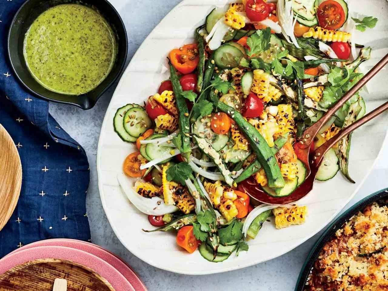 Sommerlicher Salat mit gegrilltem Mais, Gurken, Tomaten und Okra. Tolle Inspiration f&uuml;r leichte Salat Rezepte.