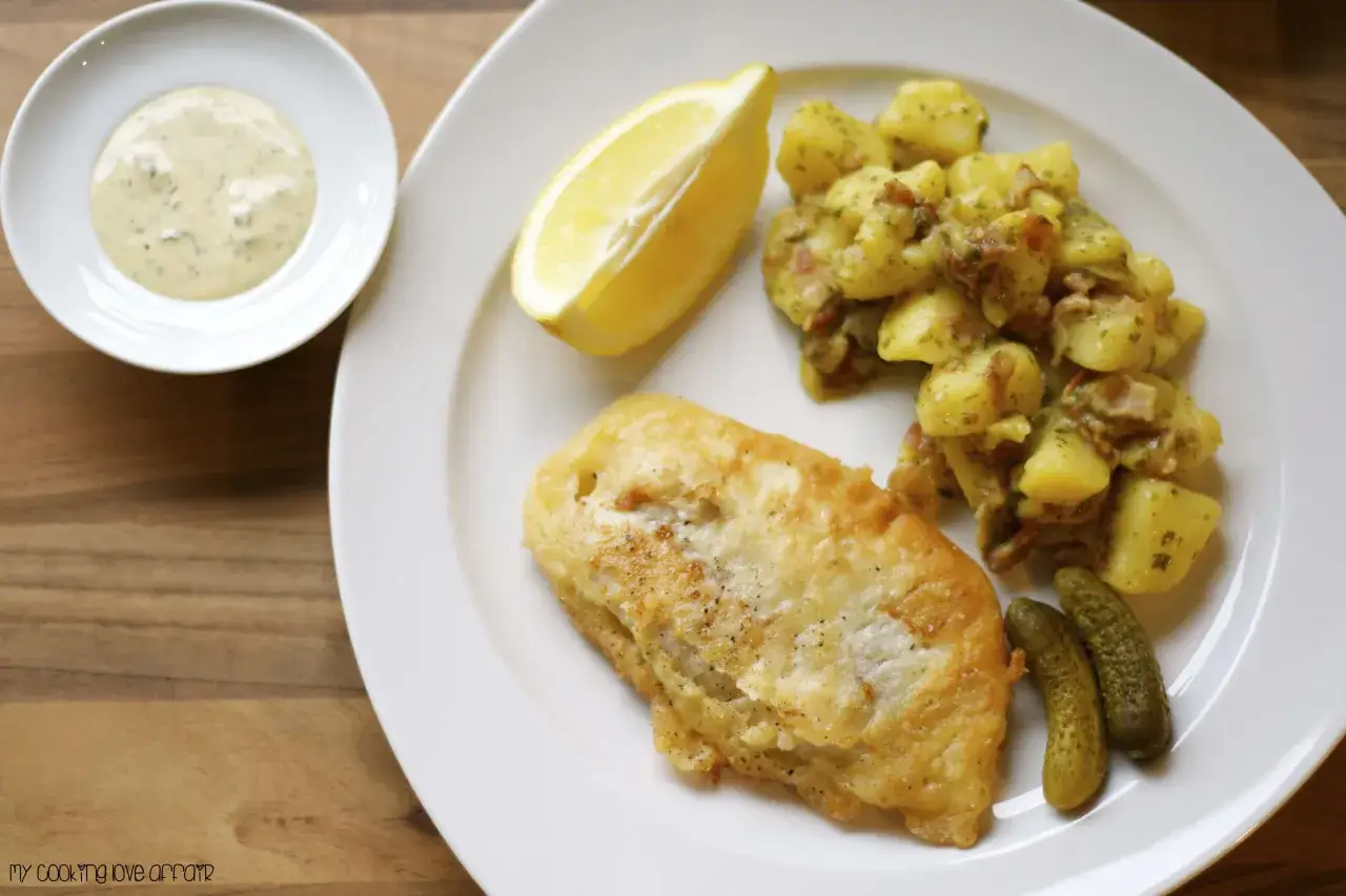 Bratfisch mit Kartoffelsalat, Zitrone und Remoulade. Ein k&ouml;stliches Remoulade Rezept, das perfekt dazu passt.
