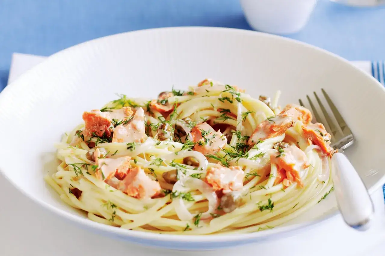 Spaghetti mit Lachs in cremiger Sahnesauce, garniert mit frischem Dill. Ein k&ouml;stliches Gericht, das Lust auf mehr macht.