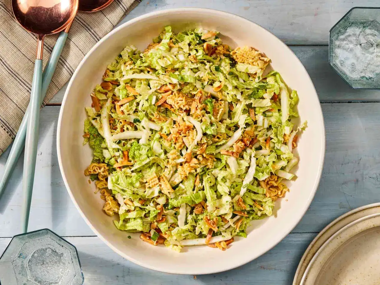 Yum yum salat chinakohl: knackiger Chinakohl mit ger&ouml;steten Nudeln und Mandeln. Ein frischer Genuss!