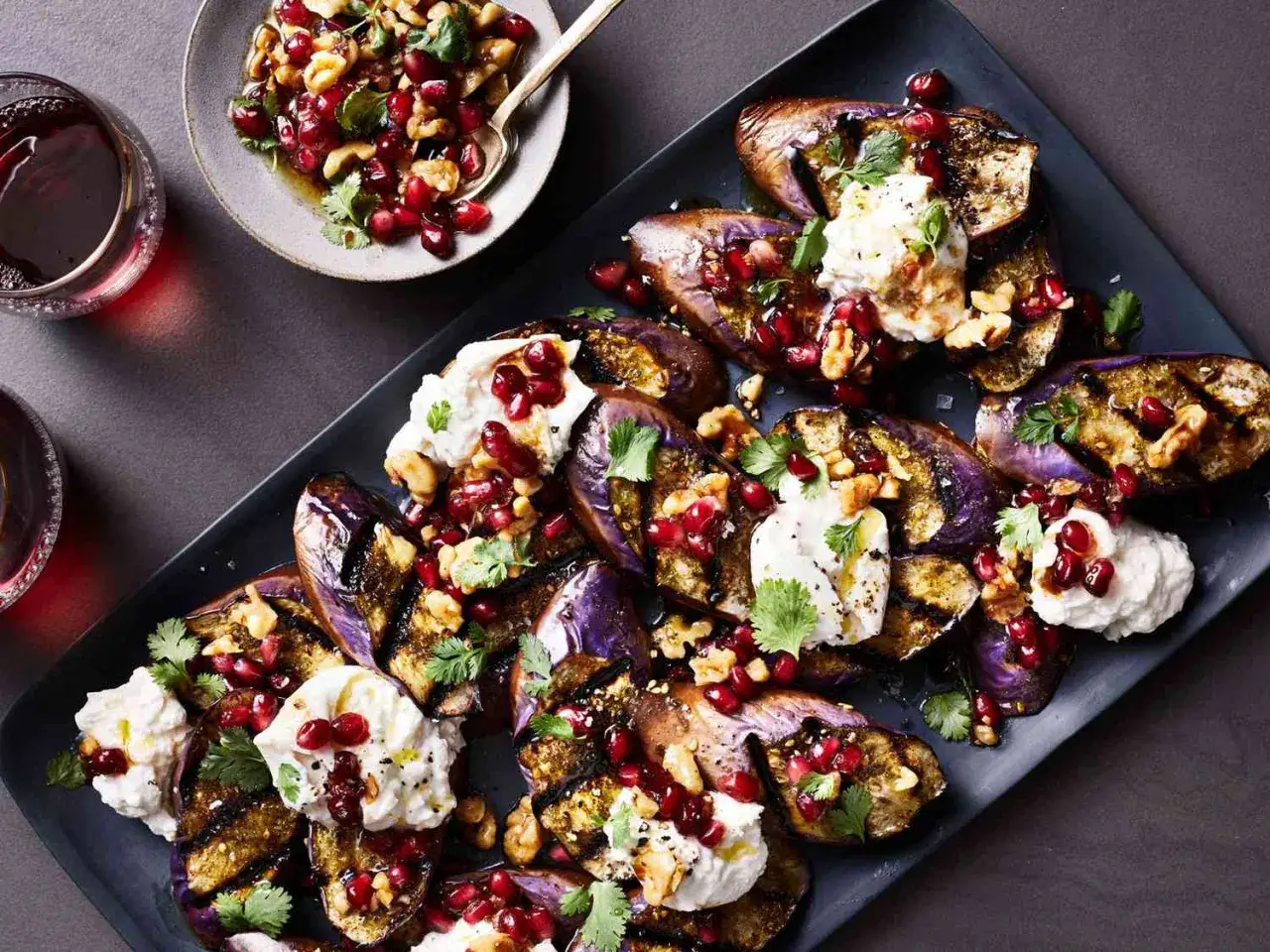 Gegrillte Auberginenspalten mit cremiger Burrata, Granatapfelkernen und Waln&uuml;ssen. K&ouml;stliche Burrata Rezepte f&uuml;r den Sommer.
