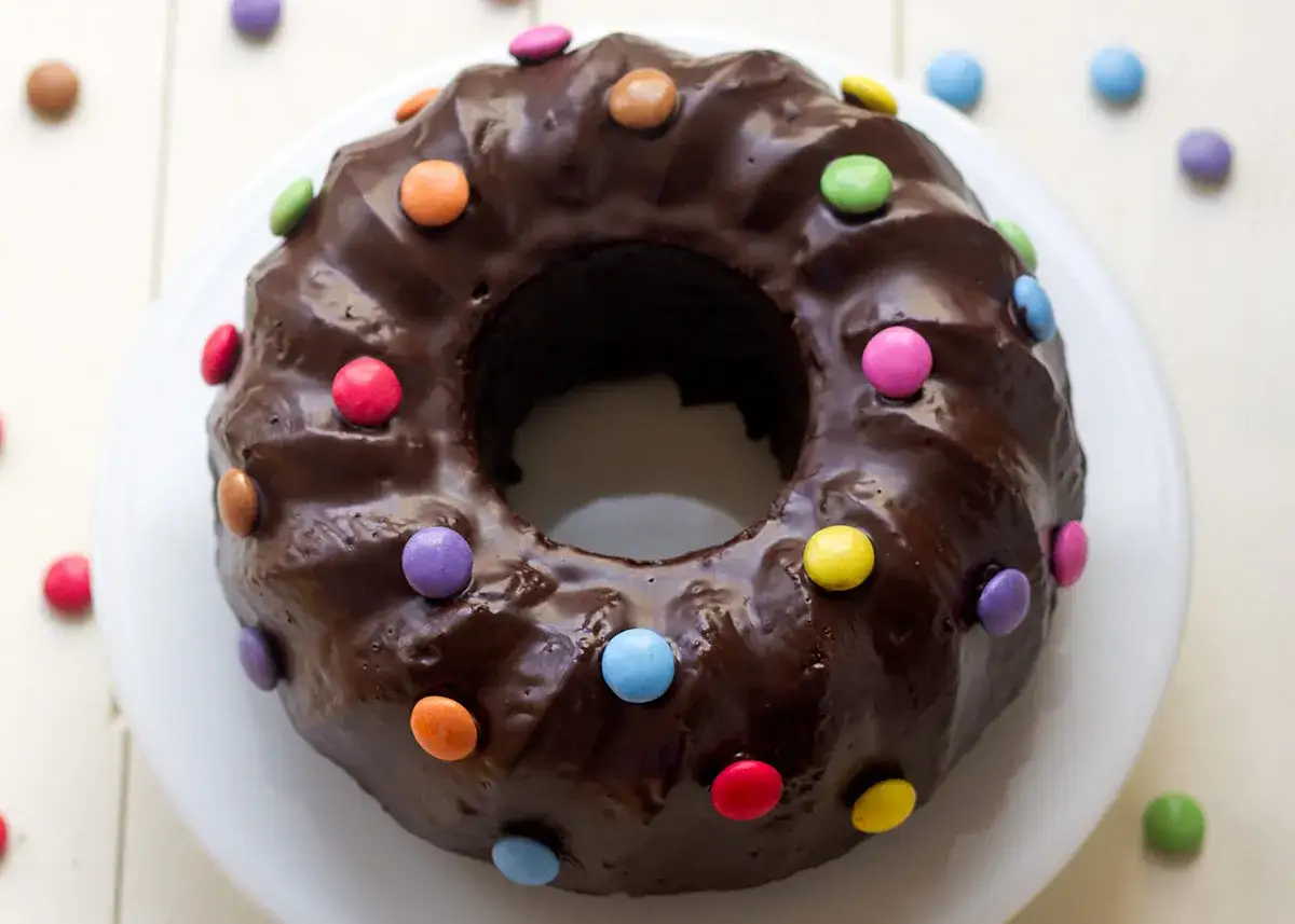 Schokoladen-Gugelhupf mit bunter Smarties-Deko, ein leckerer Smarties Kuchen f&uuml;r jede Feier.