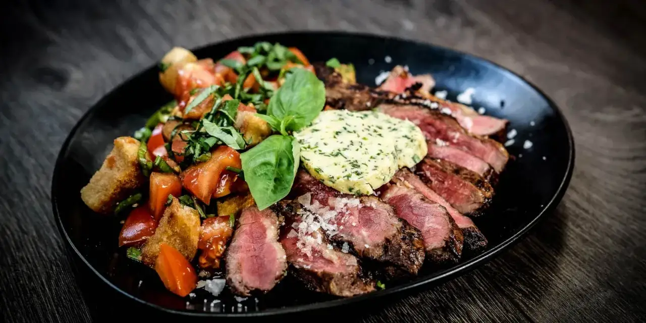 Perfekt gegrilltes Spider Steak mit Tomaten-Brotsalat und Kräuterbutter. Ein Genuss für jeden Fleischliebhaber!