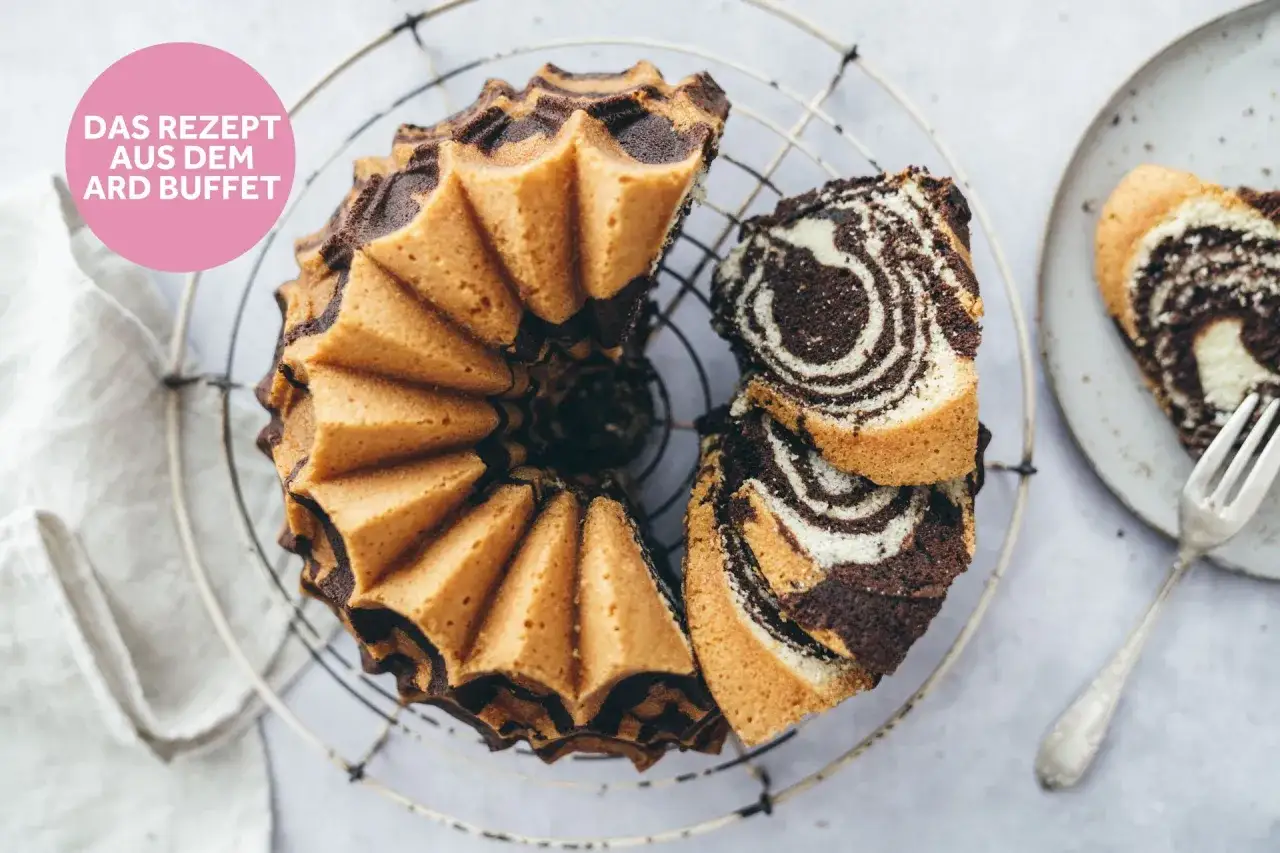 Ein köstlicher Zebrakuchen mit Schoko- und hellem Teig, perfekt für das nächste Kaffeekränzchen. Hier das Zebrakuchen Rezept!
