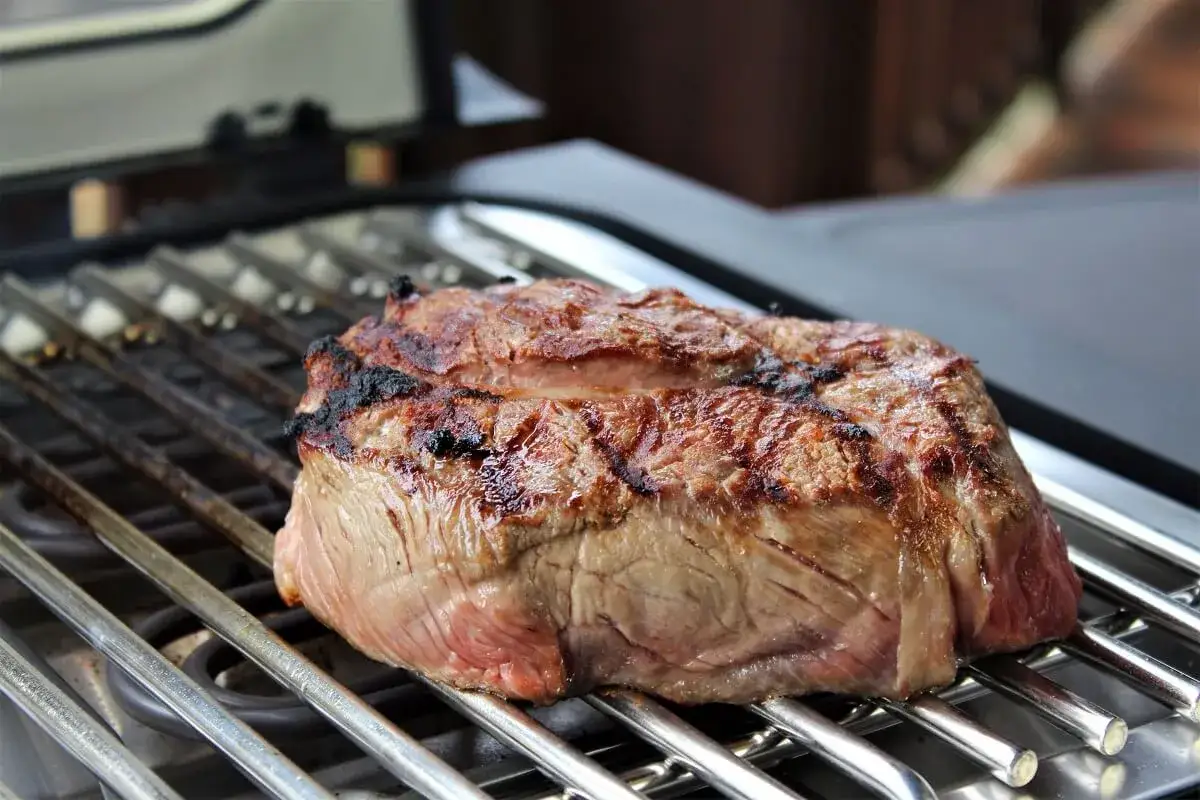 Ein saftiges Steak brutzelt auf einem Elektrogrill. Die Röstspuren und die zarte Textur versprechen ein köstliches Geschmackserlebnis.