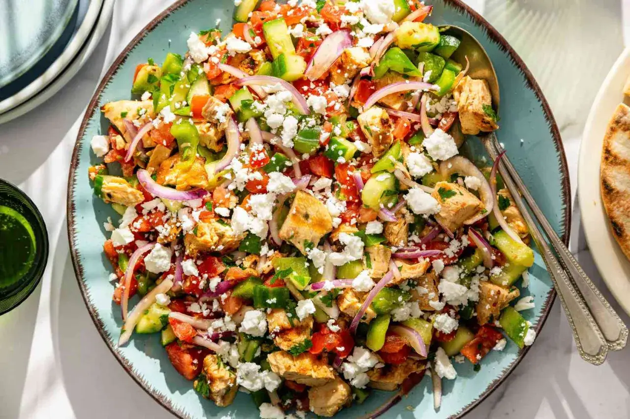 Bunter H&auml;hnchensalat mit Feta, Gurken, Tomaten und roten Zwiebeln &ndash; ein schneller Salat, der schmeckt!