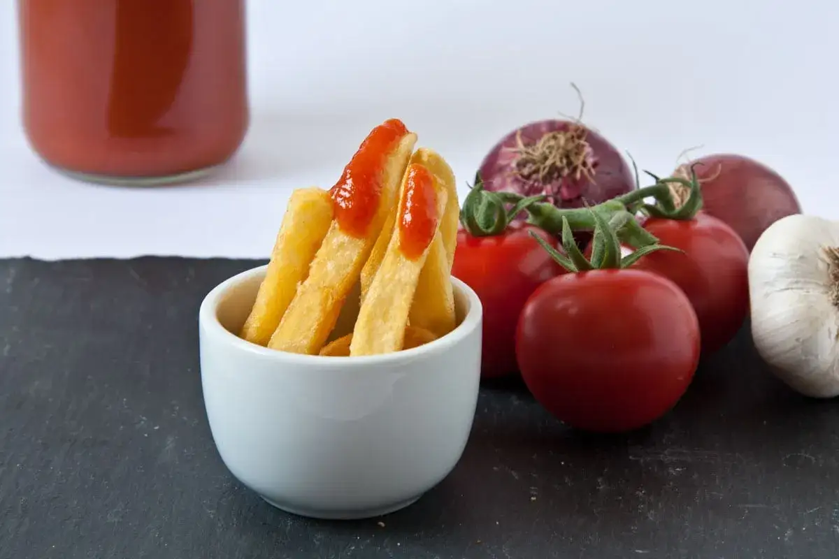 Pommes mit selbstgemachtem Ketchup, dazu frische Tomaten, Zwiebeln und Knoblauch. Ein Genuss f&uuml;r alle, die Ketchup selber machen wollen.
