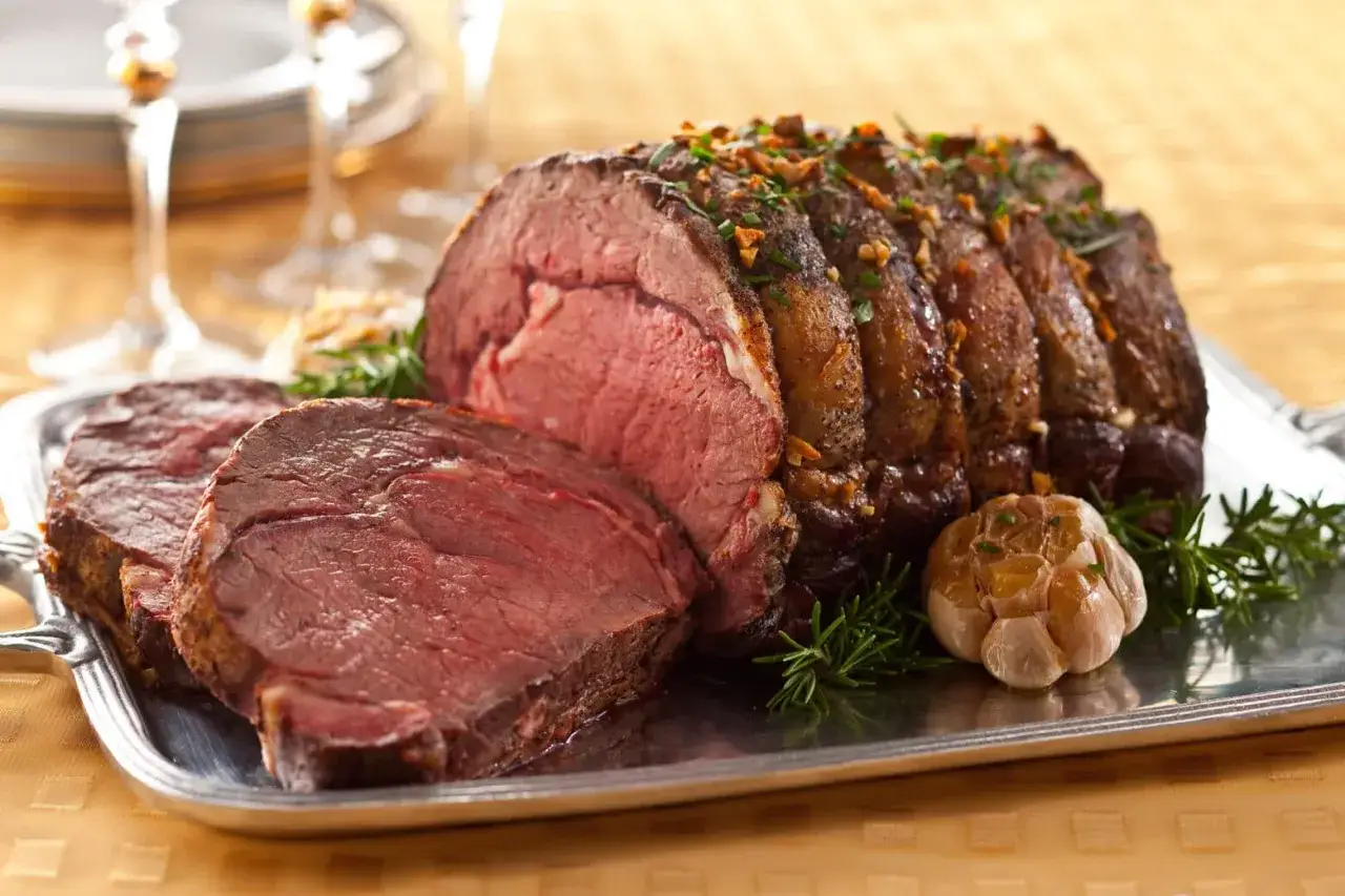 Saftiger Chuck Roast Braten, perfekt gegrillt, mit Rosmarin und Knoblauch garniert, bereit zum Servieren.