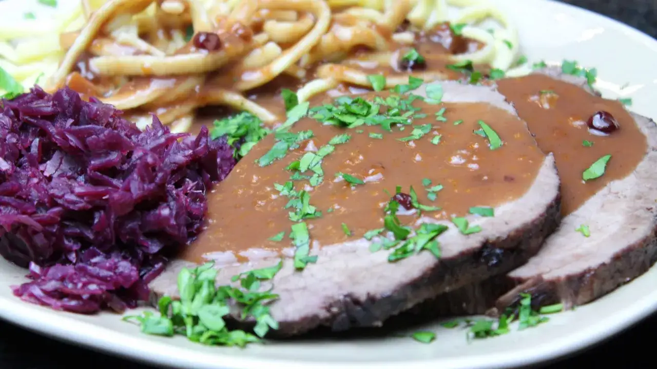 Sauerbraten einlegen: Zarte Scheiben Braten mit dunkler Sauce, dazu Sp&auml;tzle und Rotkohl. Ein Festmahl!