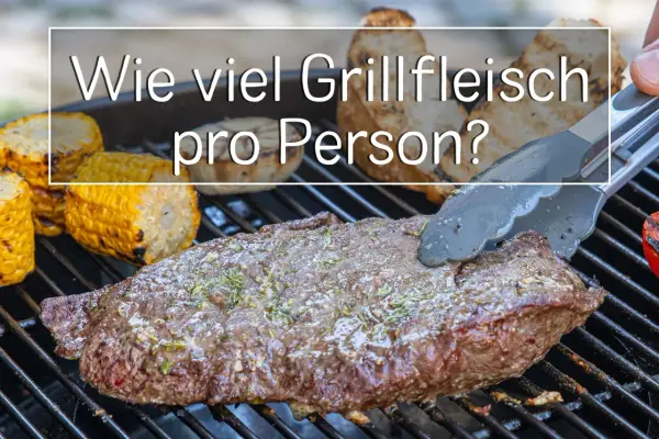 Ein saftiges Steak und Maiskolben auf dem Grill. Die Frage "Wieviel Grillfleisch pro Person?" wird hier visuell beantwortet.